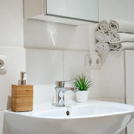 Bismarck Mit Schönem Balkon Apartment